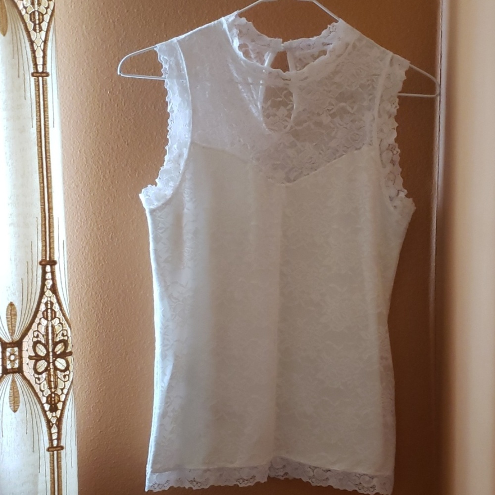 White lace sleeveless top with attached lining